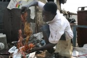 Sodom und Gomorrha in Ghana (Bild: Kupfer und Zink ist das Gold der Müllkippe) Sodom und Gomorrha in Ghana (Bild: Kupfer und Zink ist das Gold der Müllkippe)