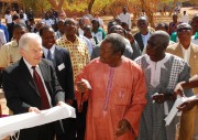Karl Eduard Linsenmair (l.) bei der feierlichen Eröffnung des neuen Informationszentrums in Ouagadougou - Foto: Dr. Martin Wegmann Karl Eduard Linsenmair (l.) bei der feierlichen Eröffnung des neuen Informationszentrums in Ouagadougou - Foto: Dr. Martin Wegmann