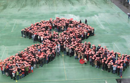 Die Schüler eines deutschen Gymnasiums bei einer Red-Ribbon-Aktion 2002